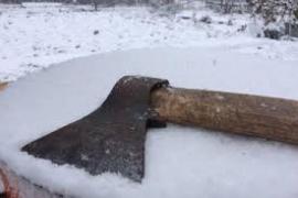 Un bărbat a fost lovit cu toporul în cap, după o ceartă la un târg second-hand din Braşov