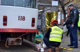 Accident groaznic la Oradea. Un bărbat de 61 de ani s-a dat jos din tramvai şi într-o clipă a ajuns sub roţi. Medicii nu l-au putut salva