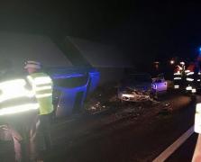 Patru victime într-un accident la Vlădeni. O maşină e răsturnată, traficul e blocat