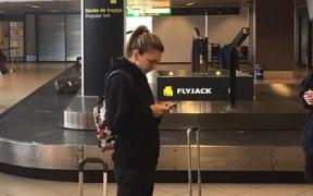 Simona Halep, fotografiată pe Otopeni de un oficial al Aeroportului. Imaginea a stârnit controverse pe Facebook: "Păcat, Simona e aceeaşi fată minunată!"