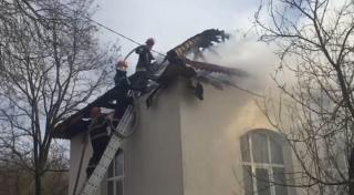 Incendiu la o şcoală din Gorj. 17 elevi au fost evacuaţi de urgenţă (Foto)