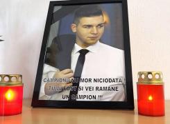 Colegii lui Darius, tânărul mort într-un accident la Orăştie, au aprins lumânări şi s-au rugat la şcoală: 'Campionii nu mor niciodată' (Video)