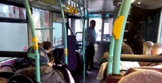 Şofer de autobuz, prins beat mort la volan. Bărbatul inconştient transporta 25 de pasageri