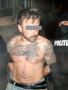 Un fost puşcăriaş a sărit cu cuţitul la poliţiştii care au venit să îl reţină şi i-a ameninţat cu moartea, la Suceava. Agenţii au scos pistoalele