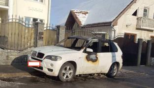 Atac mafiot la Sibiu. Un BMW X5 a ars ca o torţă, după ce o persoană a aruncat un cocktail Molotov prin geam