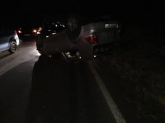 Accident ciudat la Alba. Un şofer s-a răsturnat cu maşina pe şosea pentru că ar fi fost orbit de farurile unei alte maşini