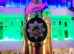 Doi hoți mascați au furat cea mai scumpă sticlă de vodcă din lume! Cât costă sticla fabricată din aur și diamante