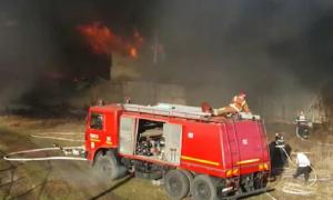 Pericol de explozie la Câmpina, după ce un incendiu violent a izbucnit la un service auto (Foto)