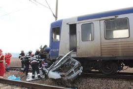 O femeie a murit, după ce maşina în care se afla a fost spulberată de tren. Victima pur şi simplu a zburat din automobil