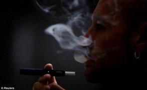 Cercetătorii au descoperit că ţigările electronice pot provoca cancer: 'Nu sunt mai bune decât tutunul!'