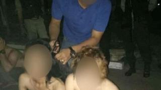 Imaginile ororii! Femei transgen arestate de autorităţi, batjocorite şi forţate să se comporte ca "nişte bărbaţi adevăraţi"