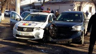 Doi poliţişti din Galaţi aflaţi în misiune au fost răniţi de un şofer de 72 de ani care nu a acordat prioritate maşinii de poliţie