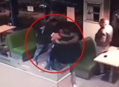 Un tânăr a fost bătut şi ameninţat cu cuţitul de trei bărbaţi într-o pizzerie din Bistriţa-Năsăud (Video)