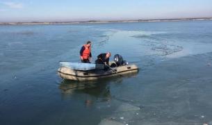 Un bărbat care pescuia într-o barcă improvizată a murit înecat într-un lac din Ialomiţa