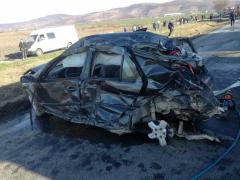 Un autoturism a fost strivit de două TIR-uri în Arad. Doi bărbaţi au rămas prinşi între fiarele contorsionate (Foto)