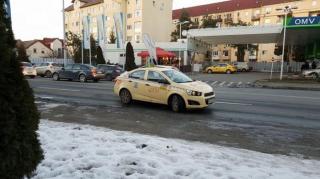 Tânără târâtă zeci de metri pe şosea, de un taximetrist. Fata a ajuns în stare gravă la spital
