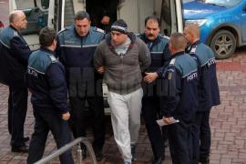 Interlopul sucevean care a lovit cu sabia în cap un poliţist a cerut să fie eliberat. Ce a susţinut în faţa tribunalului