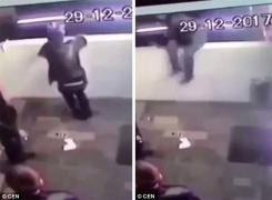 Un bărbat a căzut de la etaj și a murit după ce s-a așezat pe balcon pentru a fuma o țigară (Video)