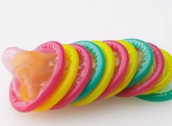 Un proxenet din Alba Iulia a primit lubrifiant și prezervative folosite printr-o sentință a Tribunalului Alba