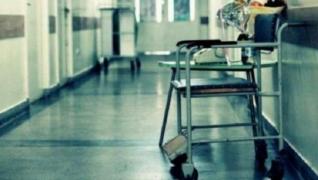 Ignorată de medici, o tânără mămică spune că a născut singură, în toaleta maternităţii: "Am trecut prin iad şi scriu cu lacrimi în ochi"