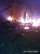 O casă a fost cuprinsă de flăcări în Eforie Nord! Un copil despre care se credea că era blocat în casă a fost găsit la un magazin (Foto)