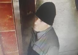 Cazul copiilor agresaţi în liftul unui bloc din Capitală ajunge la Parchet. Poliţiştii au şi alte imagini cu bărbatul suspect