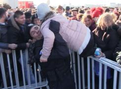 Credincioșii din Constanța s-au călcat în picioare la Bobotează! O fetiță a fost salvată de un jandarm (Video)