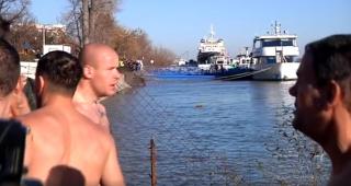 Momente de panică de Bobotează, la Galaţi: un tânăr care trebuia să aducă la mal crucea din Dunăre a fost dat dispărut (Video)