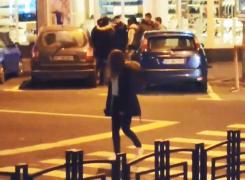 Bătaie ca în filme în fața unui bar din Piatra-Neamț: 'Nu-l mai bateți! Puiul meu!' (Video)