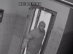 Noi imagini cu pedofilul din lift. Mesajul Poliției Române pentru suspect: 'Te vom găsi! Ești prioritatea noastră!'