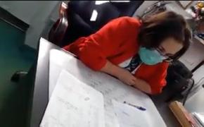 Imagini şocante într-un spital din România! Medicul de gardă face crize de nervi, rupe fişa şi refuză să interneze o bunicuţă de 87 de ani (Video)