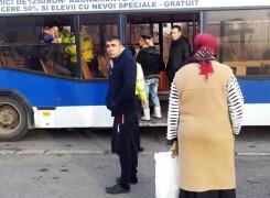 Scandal într-un autobuz din Constanţa! Mai mulţi asistaţi social au fost daţi jos pentru că nu aveau bilete (Video)