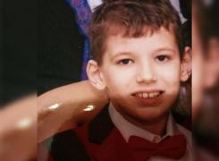 Un copil din Tulcea, care suferă de autism, a dispărut fără urmă! Mobilizare pe Facebook pentru găsirea lui Alin (Foto)