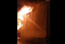 A luat foc un cazan cu ulei încins la fabrica de conserve de carne din Topoloveni. Incendiu de proporţii, pericol de explozie (video)