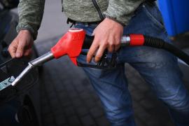 Carburanții își schimbă denumirile din 12 octombrie. Ce simbol vei găsi la pompă pentru benzina de 95, de 98 sau motorină
