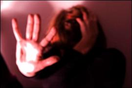 Un tată din Braşov şi-a batjocorit fiica 3 nopţi la rând. Bărbatul o siluia pe fată în timp ce mama şi fraţii copilei dormeau în aceeaşi casă