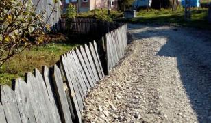 Asfaltare în bătaie de joc în comuna condusă de primarul care şi-a numit fiul viceprimar