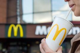 Angajat McDonald's toarnă otravă în sucul unui polițist, procurorii cer 20 de ani de pușcărie