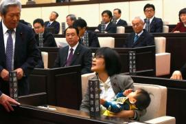 Armele unei politiciene împotriva stricteții japoneze: Pastila de tuse și copilul de 7 luni. Colegii ei sunt oripilați