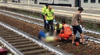 Un tânăr a murit electrocutat, pentru un selfie. Băiatul s-a urcat pe un vagon de marfă, în Gara Focşani