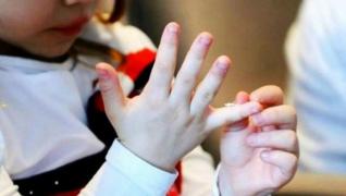 Fetiţă de nici 5 ani, bătută crunt de rude. Copila le fusese dată în grijă de părinții plecați la muncă în străinătate