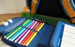 Rechizite şi ghiozdane gratuite pentru 360.000 de elevi de la Ministerul Educaţiei