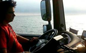 Un şofer român de TIR neplătit şi jignit de patronul olandez şi-a făcut singur dreptate