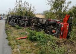 Un șofer român s-a răsturnat cu TIR-ul pe o șosea din Bulgaria, după un impact cu un alt TIR și un autocar