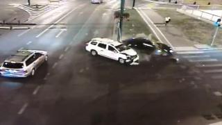 BMW-ul și taxiul, lovite în intersecție