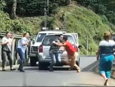 Șocant! Un tată care își ducea bebelușul mort acasă, pentru a-l înmormânta, a fost împușcat în urma unui incident în trafic (Video)