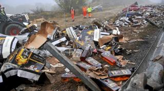 Sticle de whisky pe asfaltul austostrăzii din Franța