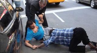 Scene groaznice în Bistrița. După ce a bătut un bărbat, un tânăr a scos cuțitul și l-a tăiat la gât, de față cu lumea