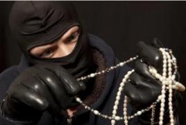 Un tâlhar din Gorj a intrat în casa unei tinere, a jefuit-o, apoi i-a lăsat 100 de lei pe noptieră