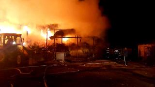 Botoșănean dă foc la firmă pentru că patronul îi era dator cu leafa. 11 ore s-au luptat pompierii cu focul, pagube uriașe